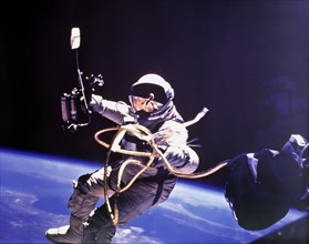 Astronaute Edward H. White II en activité extra-véhiculaire  (3 juin 1965)