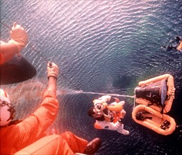 Récupération de Gemini X - l'astronaute Young est hissé dans un hélicoptère (21 juillet 1966)