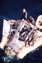 Les astronautes de Gemini 8 attendent dans le Pacifique (17 mars 1966)