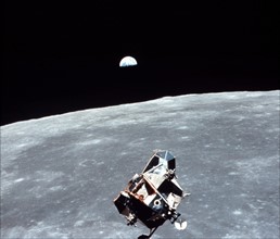 Vue du module d'exploration lunaire (LEM), de la Lune et de la terre prise du module de commande d'Apollo XI en orbite lunaire (20 juillet 1969)