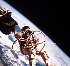 Astronaute Edward H. White II en activité extravéhiculaire (3 juin 1965)