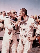 Astronautes du programme Gemini Charles Conrad et Gordon Cooper sur l'USS Lake Camplain (28 août 1964)