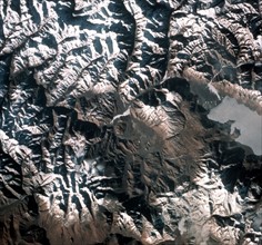 Vue verticale de la chaîne de l'Himalaya à partir de la navette STS 1 "Columbia" (12-14 avril 1981)