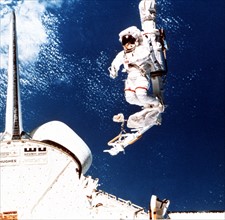 Astronaute américain Bruce McCandless dans l'espace (February 7, 1984)