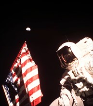 Lune, drapeau américain et Terre (Apollo XVII) 12 décembre 1972