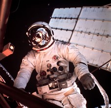 Astronaute américain Jack Lousma en activité extra-véhiculaire (6 août 1973)