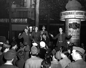 Des chants d'allégresse résonnent dans les rues de Paris.
(8 mai 1945)