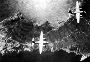 Des bombardiers U.S. pilonnent l'artillerie allemande, sur les côtes du Sud de la France.
(Avant le 15 août 1944)