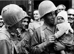 Soldats américains à Bologne, en Italie.
(25 avril 1945)
