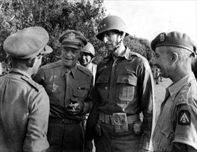 Le général Eisenhower sur le front de Salerno.
(21 septembre 1943)