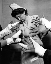 Une infirmière de l'U.S. Army surveille un groupe de patients pratiquant des exercices de rééducation.
(3 mai 1945)