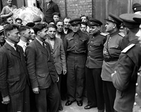 Des officiers russe visitent un centre de personnes déplacées, à Charleroi, en Belgique.
(12 mai 1945)