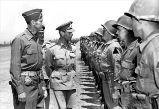 Le roi George VI de Grande-Bretagne passe en revue les troupes sur le front italien.
(1944)
