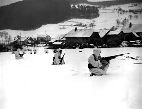 Démonstration de la nouvelle tenue de neige à Hachimette.
(10 janvier 1945)