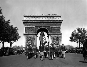 A Paris, le corps d'armée féminin U.S. célèbre son 3e anniversaire.
(14 mai 1945)