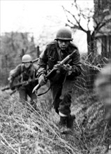 U.S. infantrymen advance in Holland (February 1945)