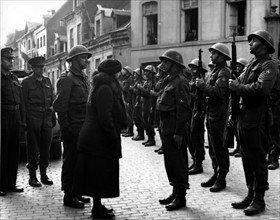La Reine Wilhelmine des Pays-Bas passe en revue les troupes hollandaises à Maastricht.
(21 mars 1945)