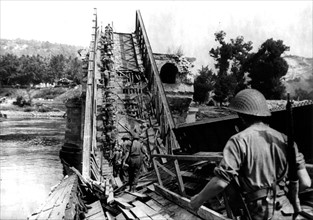 Troupes britanniques traversant un pont à Vernon.
(27 août 1944)