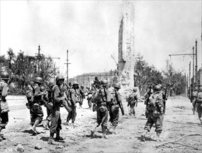 Des soldats américains entrent à Messine, en Sicile.
(20 août 1943)