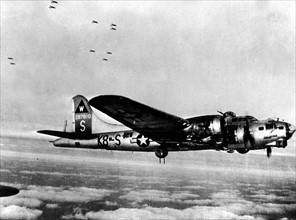 Raid aérien de B-17 de la 8e U.S. Air Force sur Kassel, en Allemagne.
(1er janvier 1945)