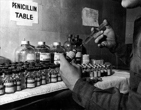 Flacons de péniciline dans un hôpital d'évacuation américain, au Luxembourg.
(1945)