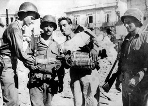 Pot de bienvenue pour les soldats américains à Messine.
(24 août 1943)