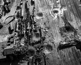 Dépôt ferroviaire de Celle, en Allemagne, détruit par des bombardiers de la 9e U.S. Air Force.
(Avril 1945)