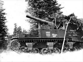 Canon américain pilonnant des positions allemandes en France.
(Automne 1944)