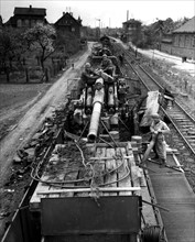 Canon allemand de 5 pouces trouvé par les soldats américains à Hanau, en Allemagne.
(15 avril 1945)