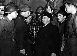 Juifs allemands lors d'un service religieux à la synagogue de Krefeld, en Allemagne.
(29 mars 1944)