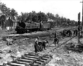 Les soldats du génie américain reconstruisent la ligne ferroviaire principale reliant Brest à Paris.
(26 août 1944)