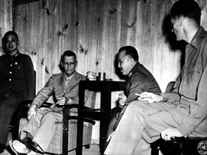 Le général américain Joseph W. Stilwell s'entretient avec des généraux de l'armée chinoise.
(1944)