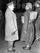 Un général belge passe en revue les troupes de la nouvelle armée nationale.
(Automne 1944)