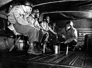 Troupes américaines testant des masques à gaz.
(1945)