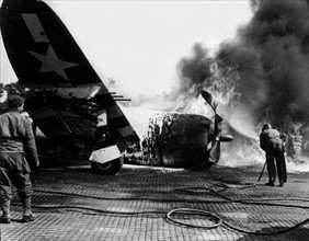 P-47 en feu sur un terrain d'aviation en Normandie.
(Eté 1944)