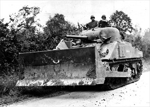 Char-dozer américain dans l'ouest de la Normandie.
(Eté 1944)