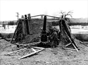 Pièce d'artillerie allemande abandonnée près de Sarrebourg.
(21 novembre 1944)