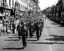 Troupes américaines défilant à Oslo, en Norvège.
(30 juin 1945)