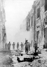 Soldats américains à Messine, en Sicile.
(24 août 1943)