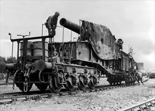 Des soldats américains examinent un canon géant au sud-est de Torigny-sur-Vire.
(Eté 1944)