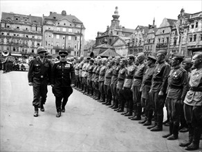 Général américain passant en revue les troupes russes à Pilsen, en Tchécoslovaquie.
(18 mai 1945)
