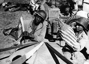Les drapeaux chinois et américains décorent un convoi de camions sur "Stillwell Road"
(1945)