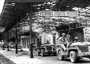 Troupes de la Ve armée U.S. à Vérone, en Italie.
(30 avril 1945)