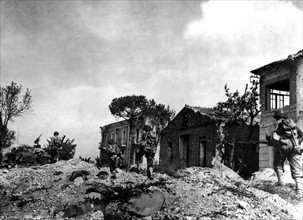 Chasse aux tireurs isolés à Scauri, en Italie.
(17 mai 1944)