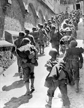 Troupes américaines traversant St Angelo d'Brolo, en Sicile, en route vers Messine.
(19 août 1943)