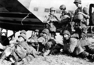 Parachutistes américains avant le débarquement allié dans le sud de la France.
(Août 1944)