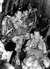 Parachutistes américains prêts à sauter au-dessus du sud de la France.
(14 août 1944)