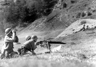 Unité de mitrailleurs de la Ve armée alliée ouvrant le feu sur les Allemands à Firenzuola, en Italie.
(Septembre 1944)