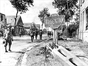 Troupes américaines entrant à Argentan.
(14 août 1944)