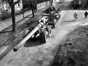 Canon américain remorqué sur le front.
(France, février 1945)